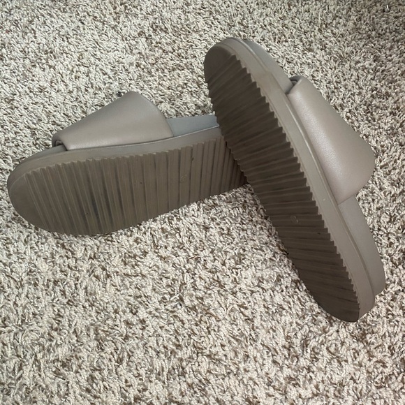 H&M Slides/SOLD - Picture 3 of 9